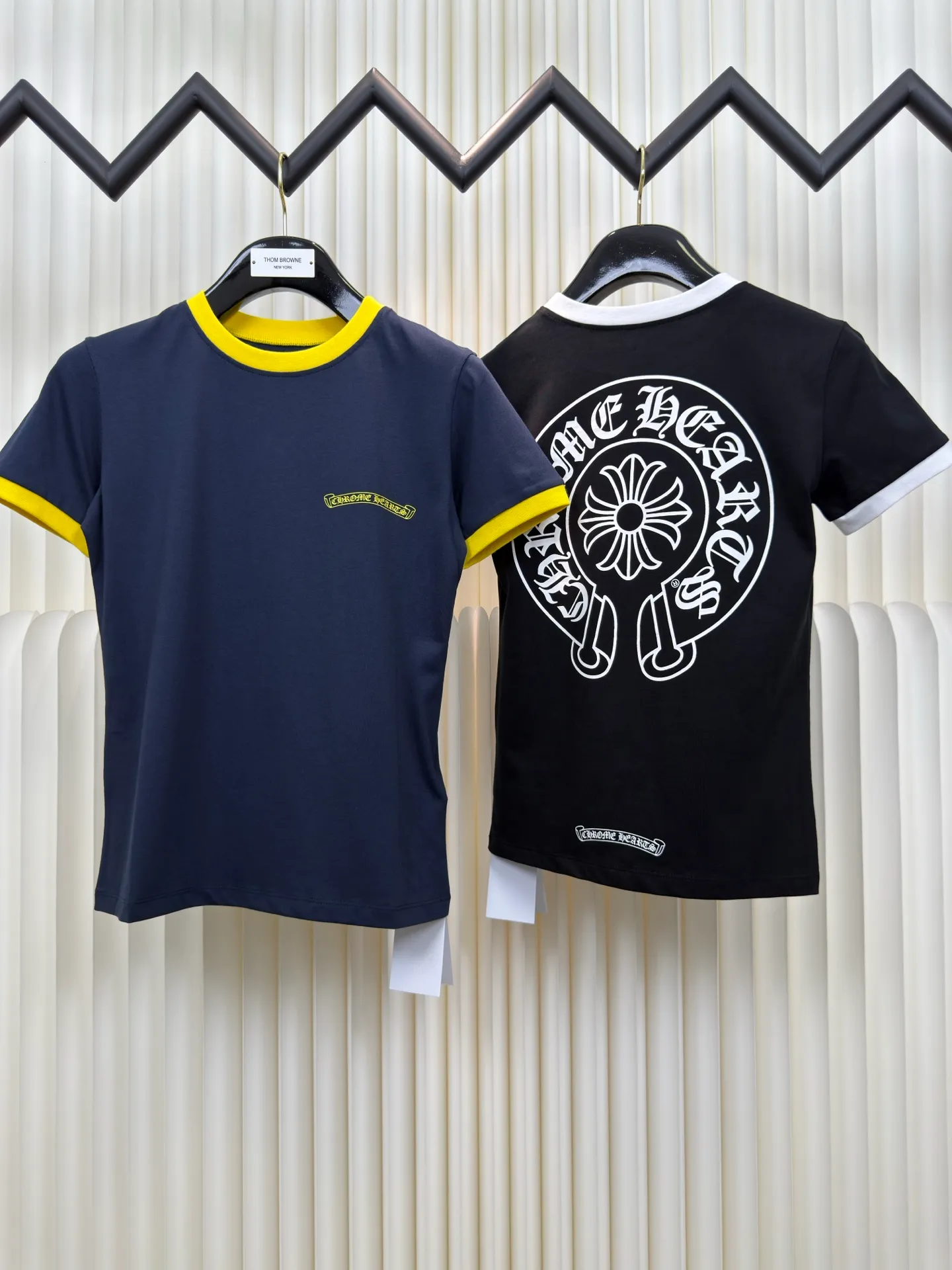 P230 Chrome Hearts Sanskrit Color Blocking Short Sleeves (Women's Wear) Authentic Open Edition - Physical Counter - Top Luxury Quality 🆚 Instant sale of all editions on the market. Custom dyed threads and large body fabrics according to YB. The printing is hand-printed. Contrast color design The upper body effect is excellent. Size S M L